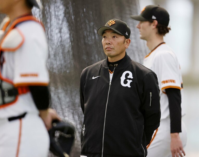宮崎キャンプで練習を見守る阿部慎之助監督。監督指針では「自己犠牲できる選手を起用」と明記した　©︎JIJI PRESS