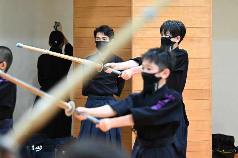 竹刀を持っての稽古を見守る戸崎総代表、一転して表情は真剣そのものに　©Keiji Ishikawa