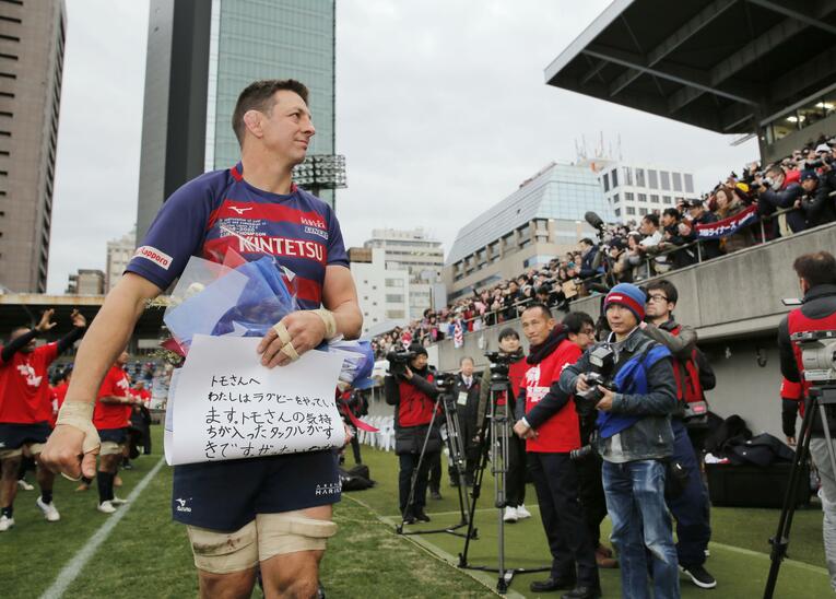 サポーターに別れの挨拶をする当時近鉄のトンプソンルーク　©KYODO