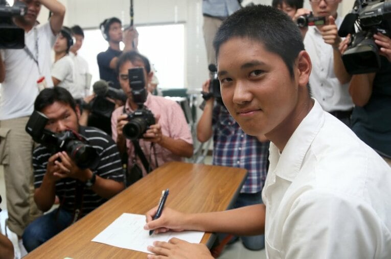 プロ志望届を記入する大谷翔平　©Sankei Shimbun