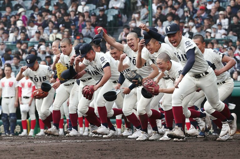 センバツ甲子園で4年ぶりに優勝した大阪桐蔭高校ナイン。一方で、プロスカウトが注目する選手は甲子園以外にも多くいるという ／ photograph by JIJI PRESS