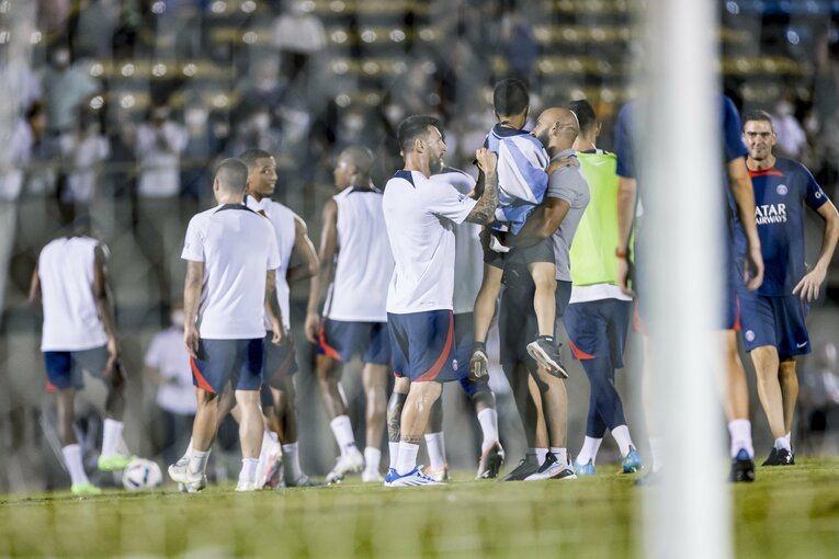 7月18日、有料の公開練習、練習乱入の”小さなファン”にメッシがサインをするまさかの神対応　©Kiichi Matsumoto