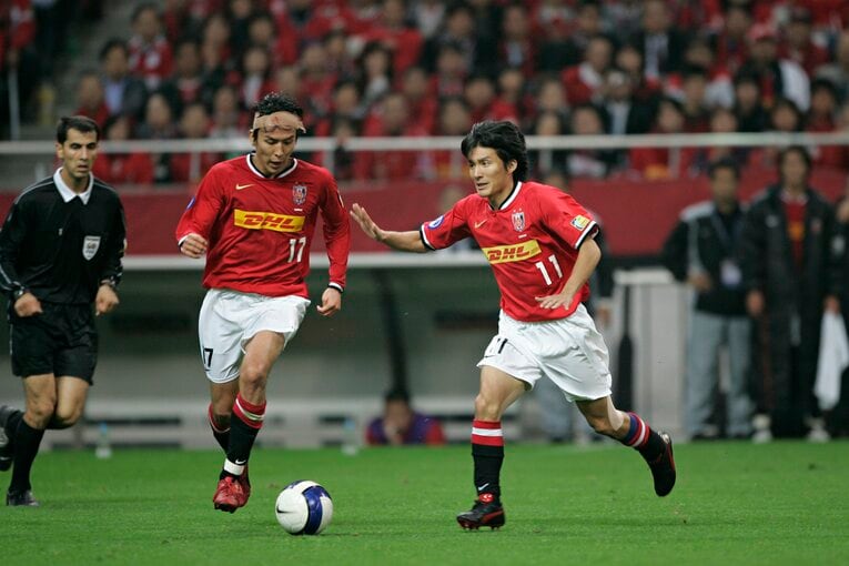 【長谷部誠の輝かしいキャリア】優勝した07年のACL決勝。頭から流血しながらもピッチに立った長谷部。右は田中達也　©BUNGEISHUNJU