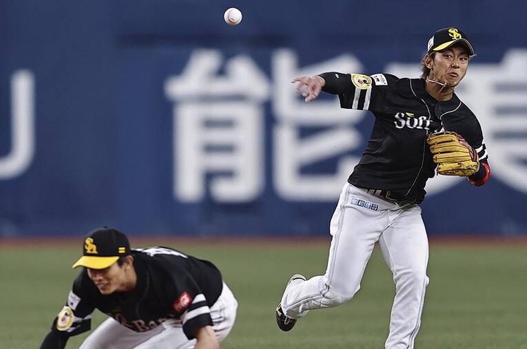 ソフトバンク、ショートの今宮健太。一軍のショートを守って10年目を迎えた ／ photograph by KYODO