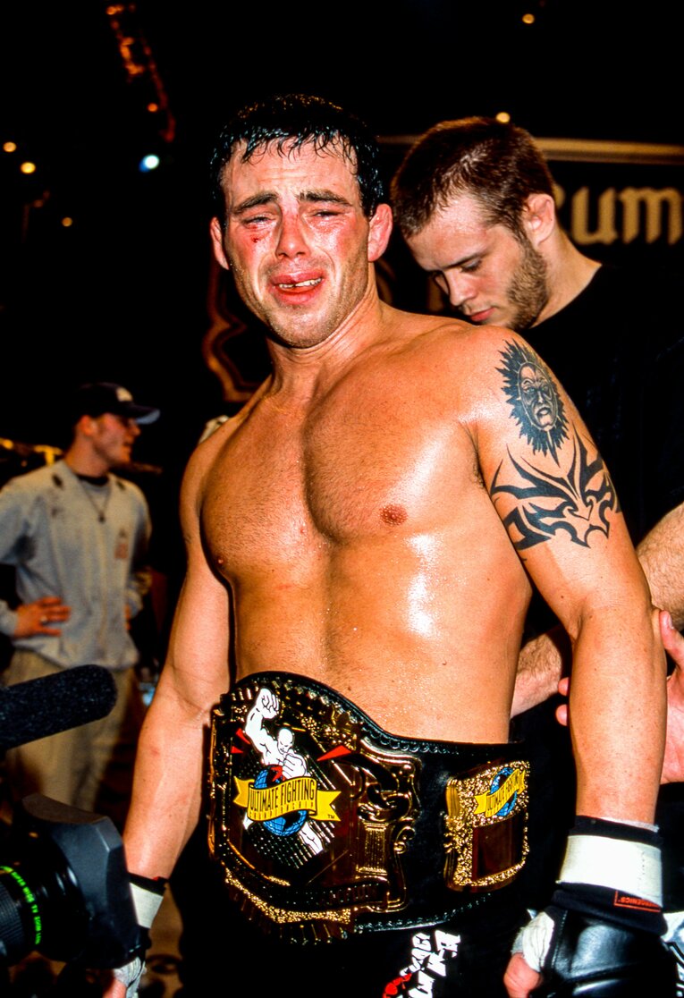 UFCのベルトを巻き、喜びのあまり泣きそうな表情になるジェンス・パルヴァー　©Susumu Nagao