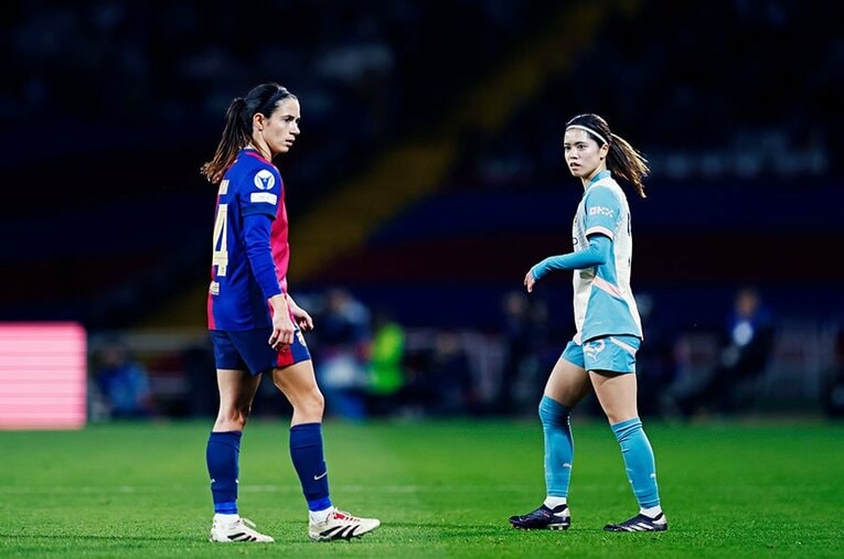 バルサのボンマティとマッチアップした長谷川唯。なでしこジャパンのプレーメーカーはマンチェスター・シティで世界トップクラスの戦いに挑んでいる ／ photograph by Daisuke Nakashima