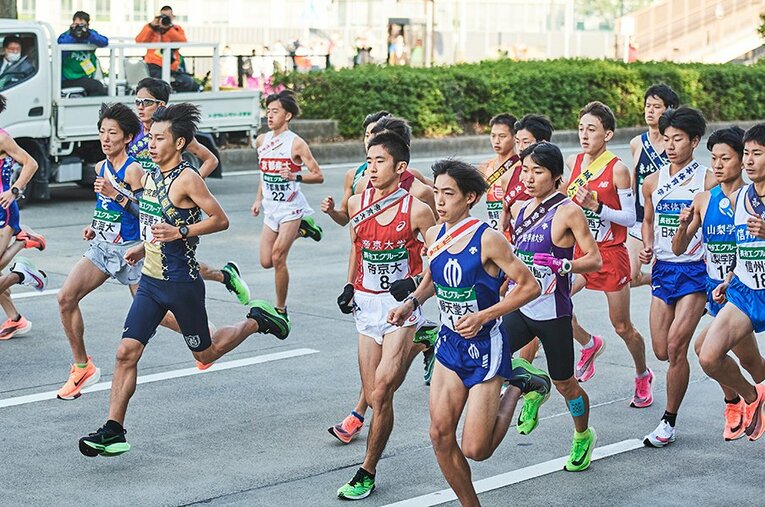全日本大学駅伝のスタート直後、駆けだした数えきれないナイキのロゴマーク ／ photograph by Yuki Suenaga
