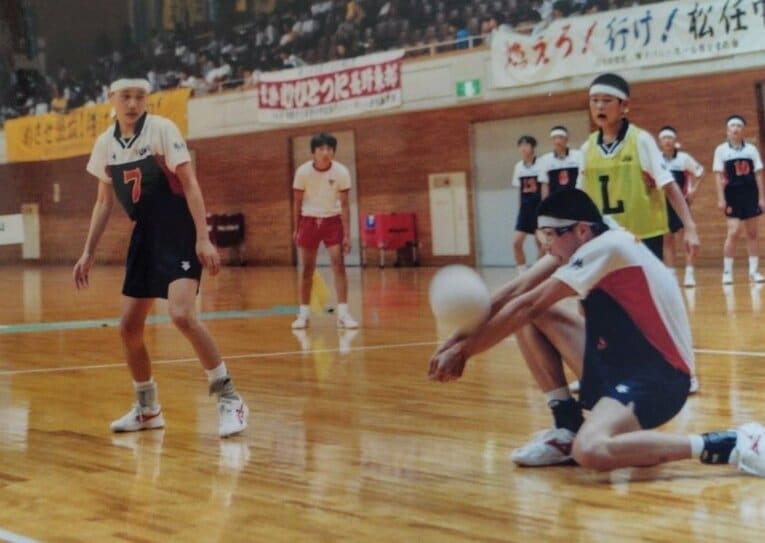 ゴーグルをつけて試合に出場する中学時代の清水邦広（右、写真＝母・香代子さん提供）