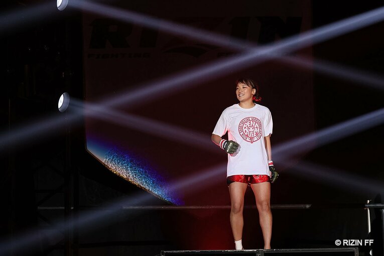 RIZINスーパーアトム級トーナメント1回戦に登場したRENA　©RIZIN FF