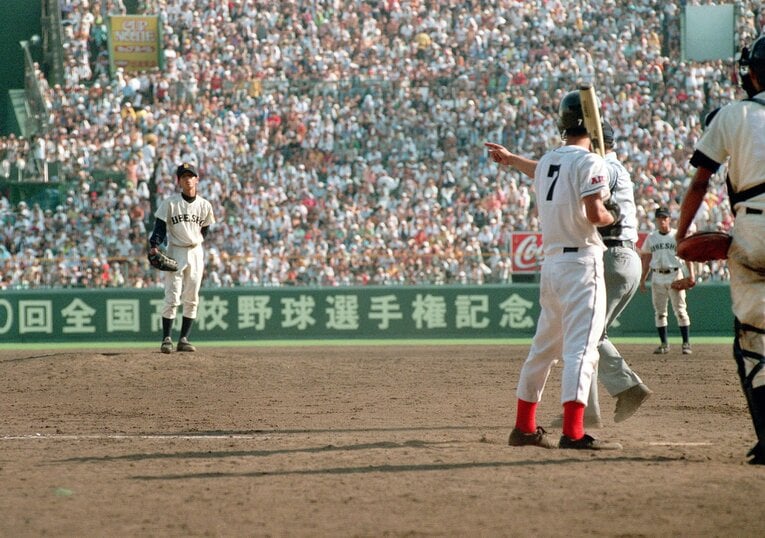 1998年夏の甲子園、宇部商vs豊田大谷高。延長15回裏、無死満塁の場面、藤田修平投手のボークで宇部商がサヨナラ負けに。写真はボークを宣告された瞬間　©Sankei Shimbun　