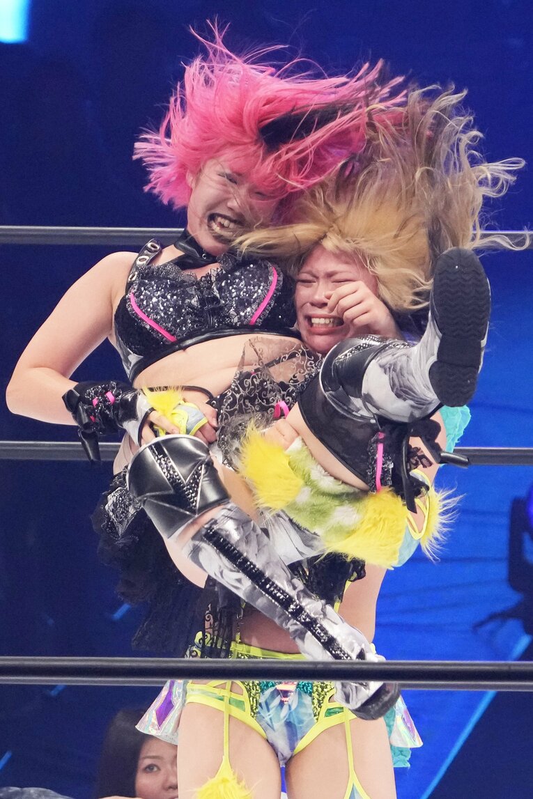 吏南を抱え上げる羽南　©Masashi Hara