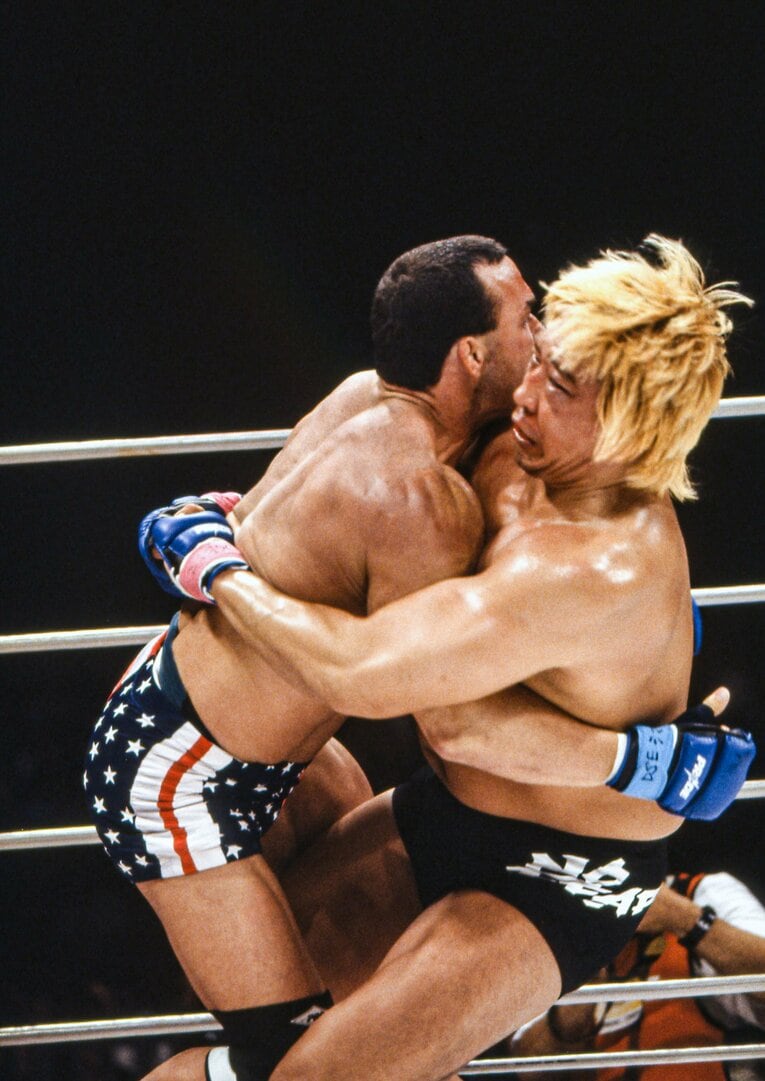 四つに組んだ状態からフライに投げ技を仕掛ける高山