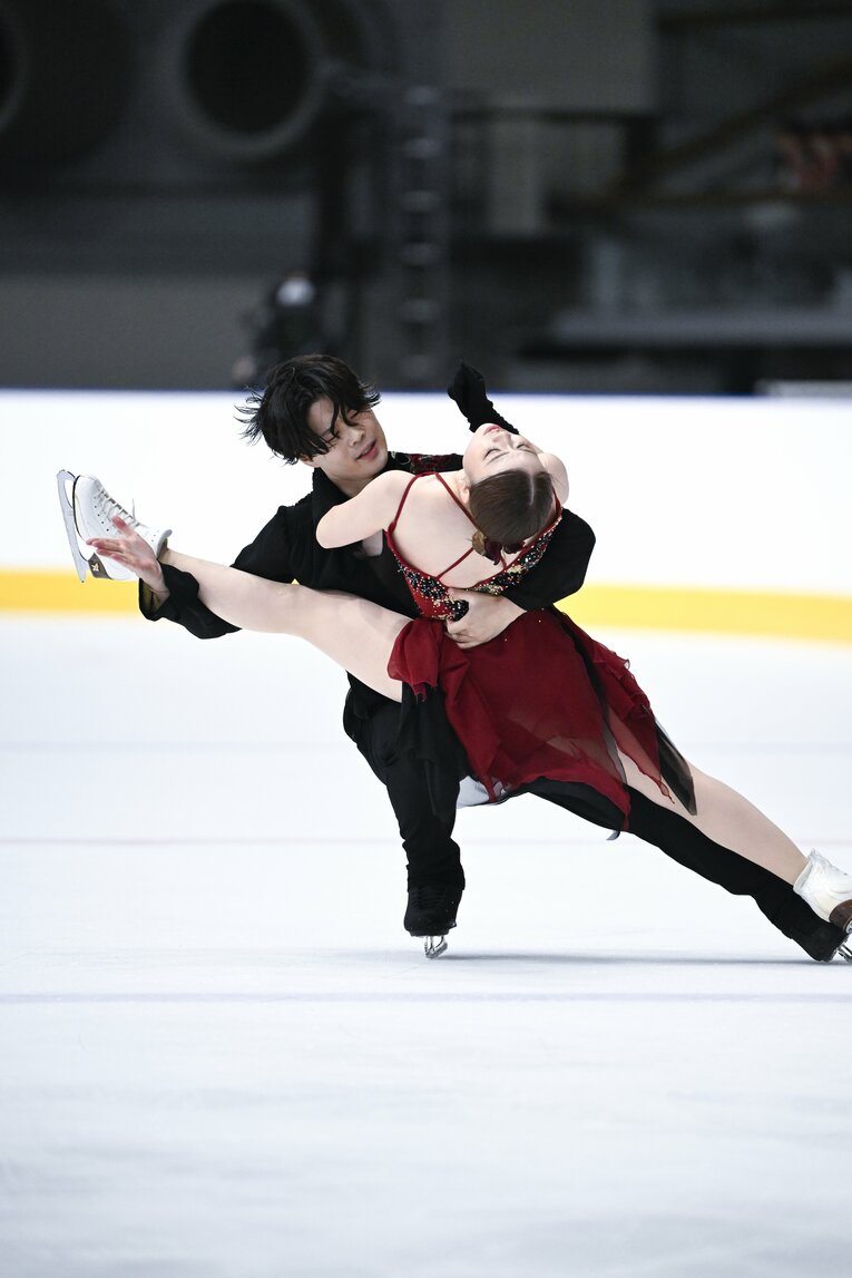 初の国際大会出場となった「木下グループ杯」で演技を行う紀平梨花・西山真瑚　©Asami Enomoto【スワイプするとそのほかの写真もご覧になれます】