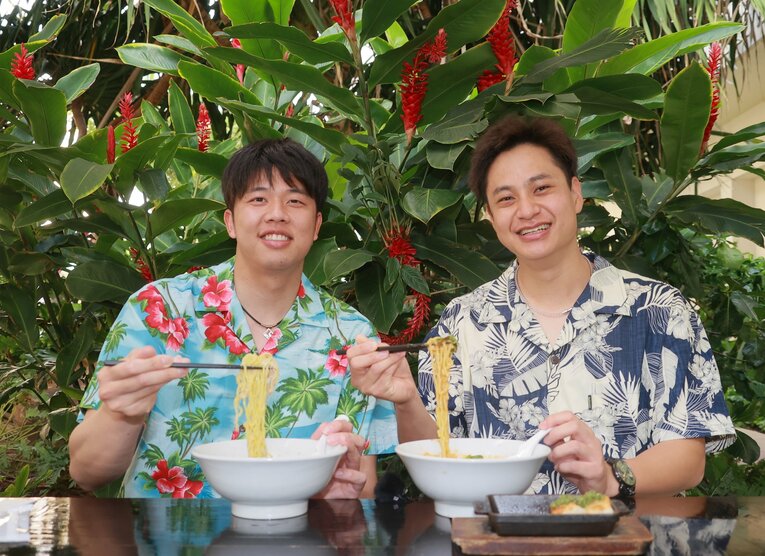 才木浩人（左）と優勝旅行で訪れたハワイで好物のラーメンを食べる大竹耕太郎　©︎Sankei Shimbun