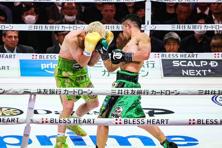 アッパーを連打する井上拓真（4枚目／全6枚） ©Susumu Nagao