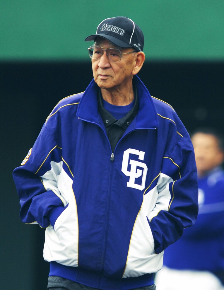 中日の選手たちを温かく指導した杉下茂さん　©︎JIJI PRESS