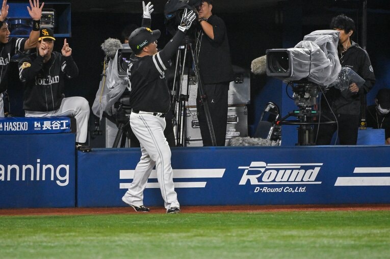 日本シリーズ第2戦、ホームランの山川穂高はどすこいポーズ　©︎Nanae Suzuki
