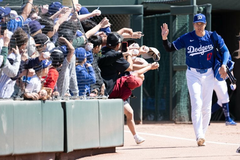 アメリカで球場に入り、ファン対応をする大谷　©Nanae Suzuki