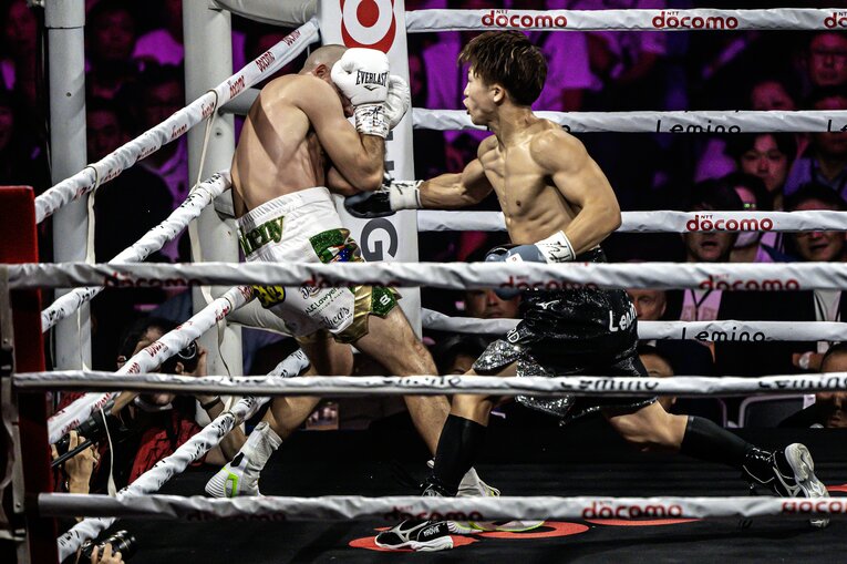 体の厚みで勝るドヘニーを圧倒する井上尚弥。当日の体重は過去最重量の62.7kgだった ／ photograph by Takuya Sugiyama