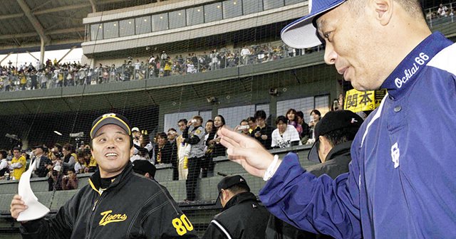 落合監督がニヤリと笑うの、サインを出したときや」岡田監督“おーん”に隠された神采配ウラ側「原監督のグーより強いの、そらパーよ」 - プロ野球 -  Number Web - ナンバー