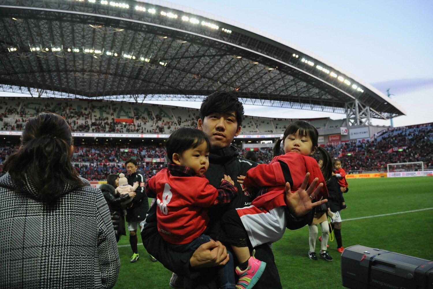 浦和レッズ時代、子どもとセレモニーに出席 ©Getty Images