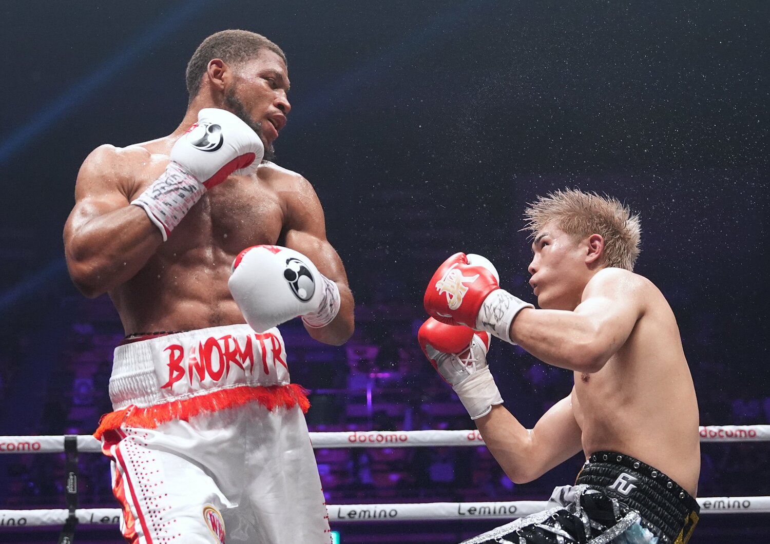 意識を失い、背中からキャンバスに崩れ落ちる佐々木尽（2枚目／全2枚） ©Naoki Fukuda