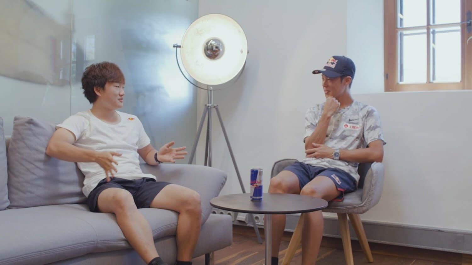 世界最高峰の舞台で戦うレッドブル・アスリートとして対談した角田と小林　©Red Bull Japan