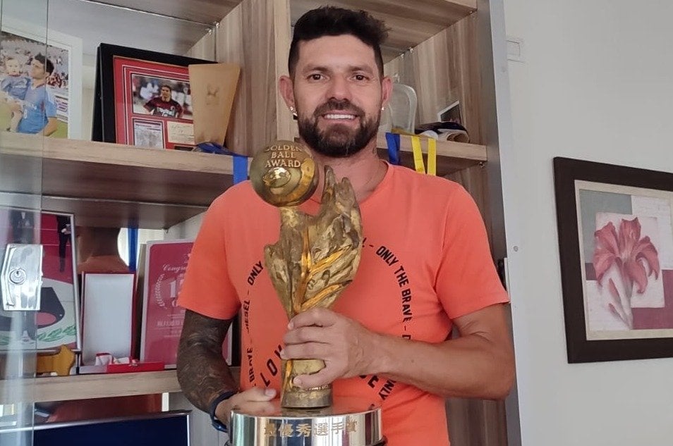 2008年のJリーグMVPトロフィーを手に ©Hiroaki Sawada