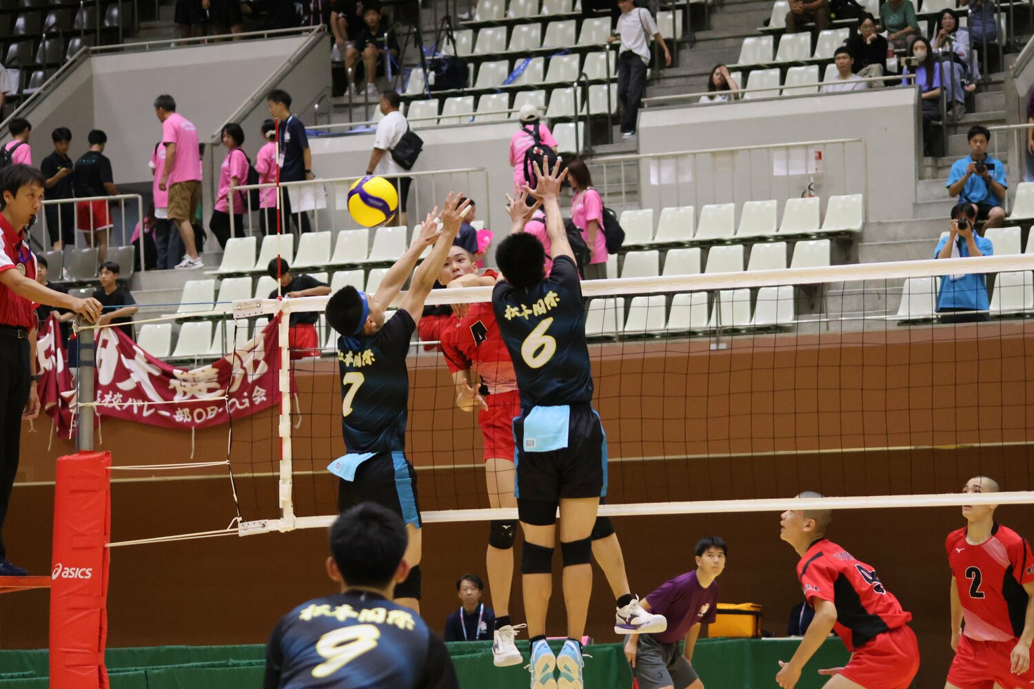 松本国際との2回戦、ブロックの上から打ち抜く田中洸(筆者撮影)