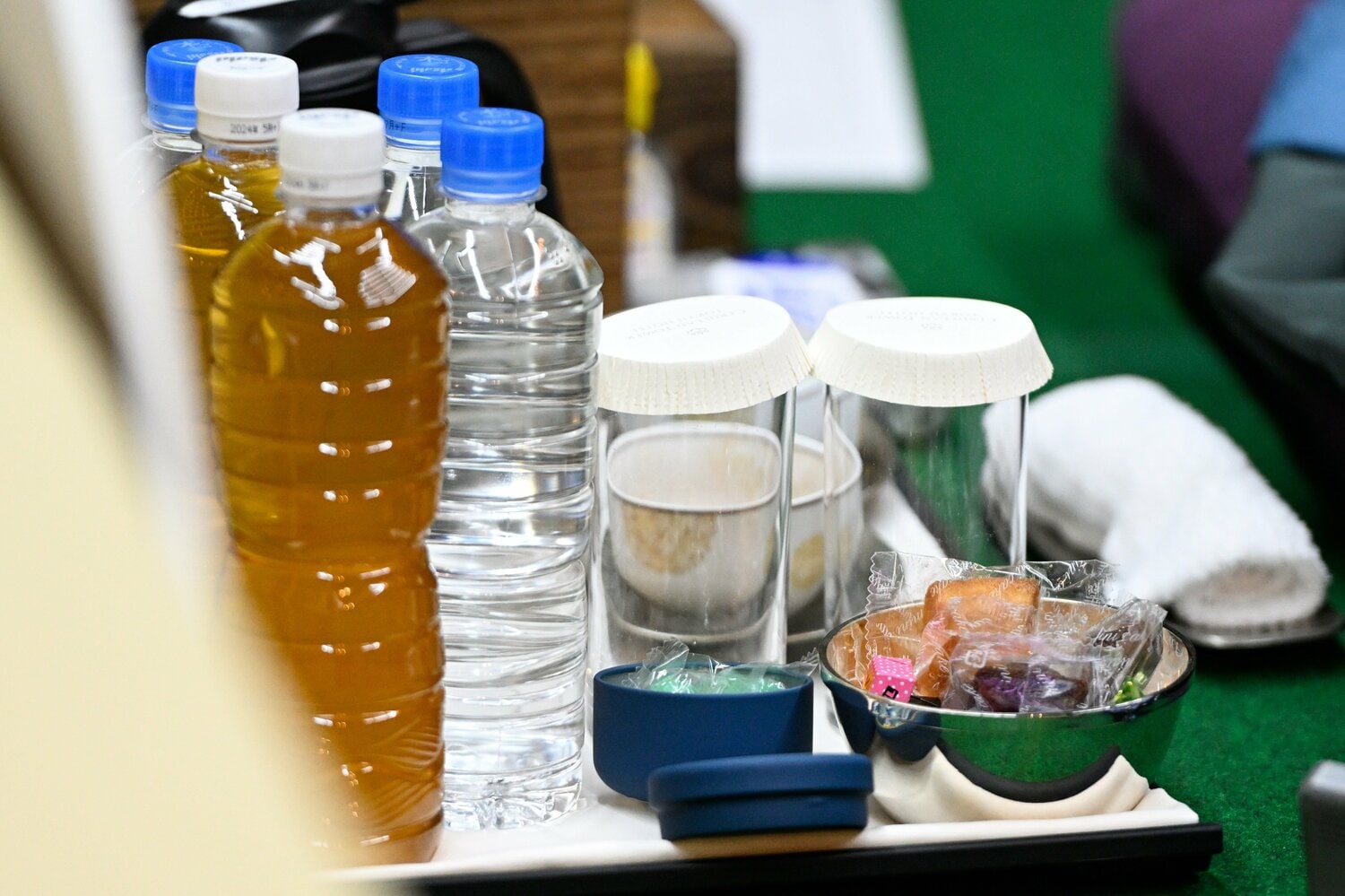 対局中に置かれる飲み物　©Keiji Ishikawa