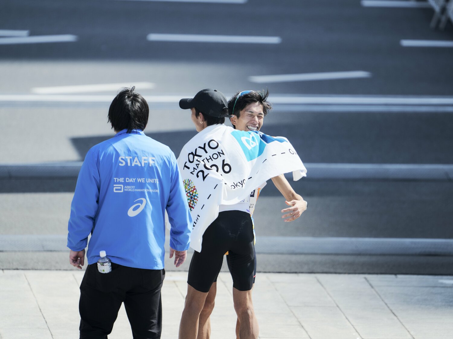 東京マラソンでフィニッシュした鈴木健吾を出迎える大迫傑の“背中”　©️Yuki Sunenaga