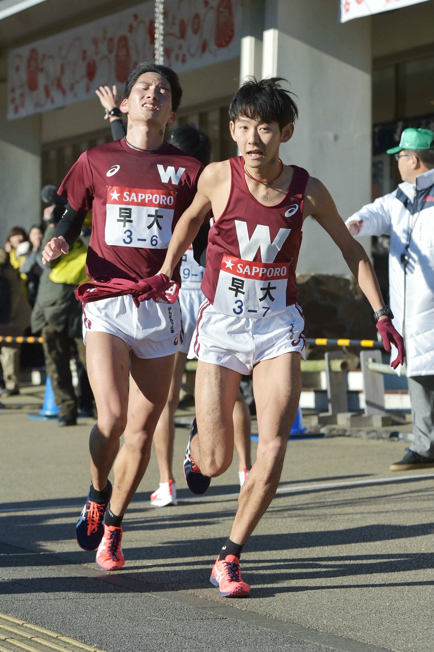 2019年には箱根7区を走った真柄（右）。菅野にとっては高校の先輩にあたる　©JIJI PRESS