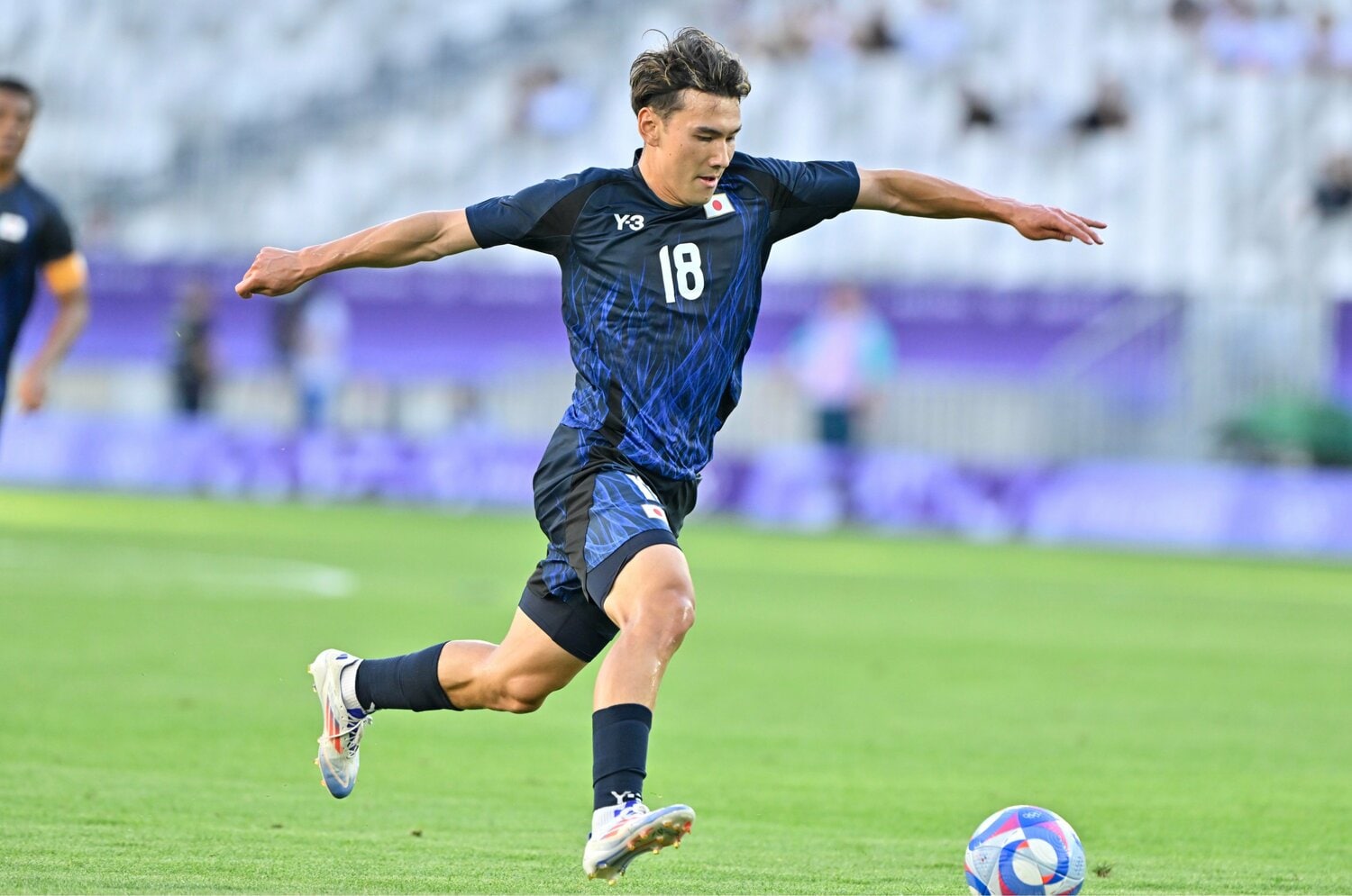 途中出場で奮闘した佐藤　©Takuya Nakachi/JMPA