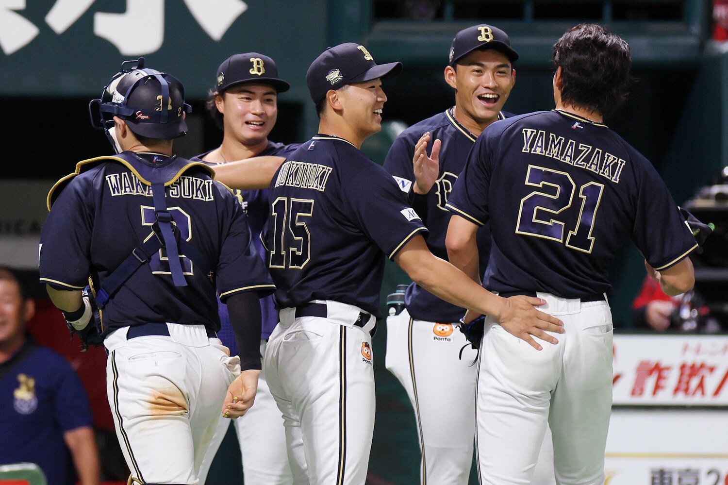 無死満塁のピンチを無失点で切り抜けた山崎（右端）は、先発の佐藤一磨らチームメートに笑顔の出迎えを受ける　©JIJI PRESS