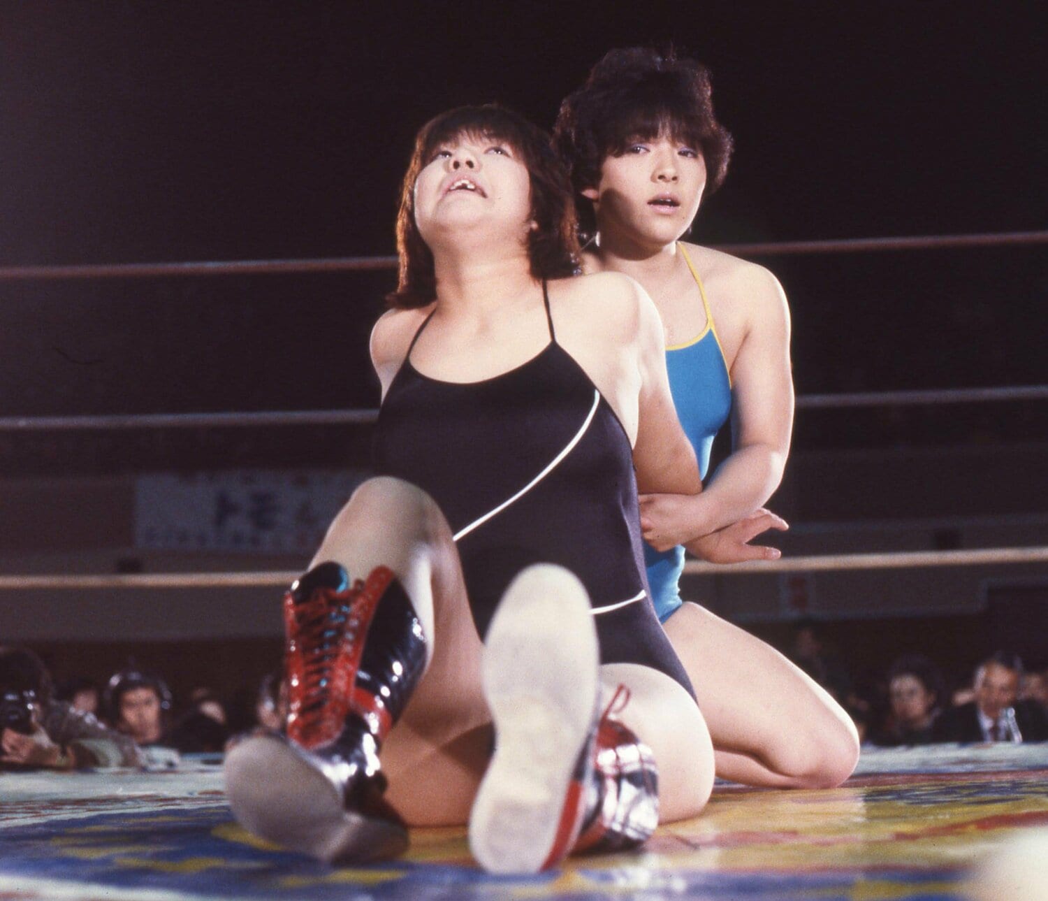 新人王戦にて、中野恵子（のちのブル中野）と対戦する小倉由美　©東京スポーツ新聞社