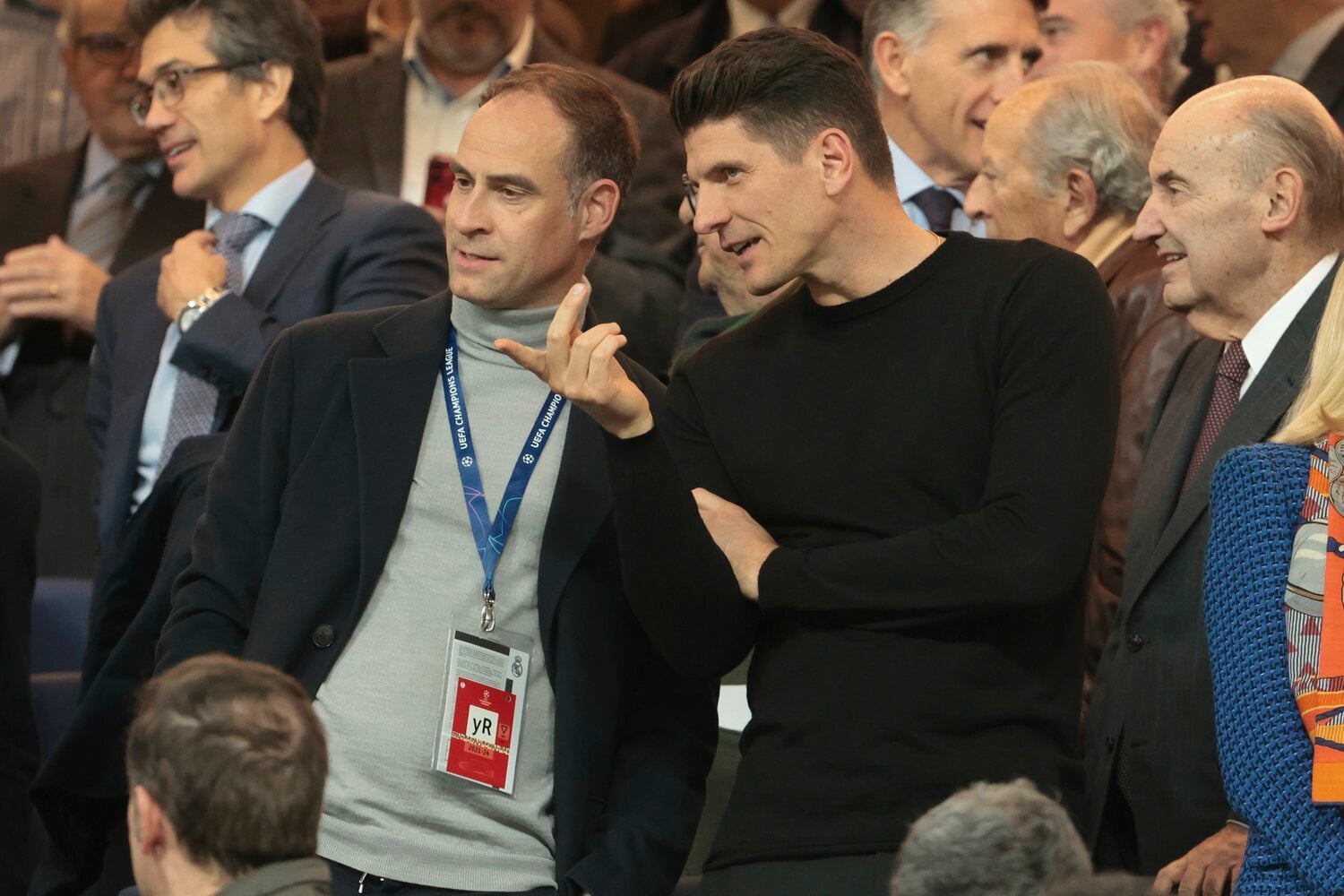 レッドブルCEOのオリバー・ミンツラフ氏とゴメス氏。CLのRBライプツィヒ対レアル・マドリー戦で　©Getty Images