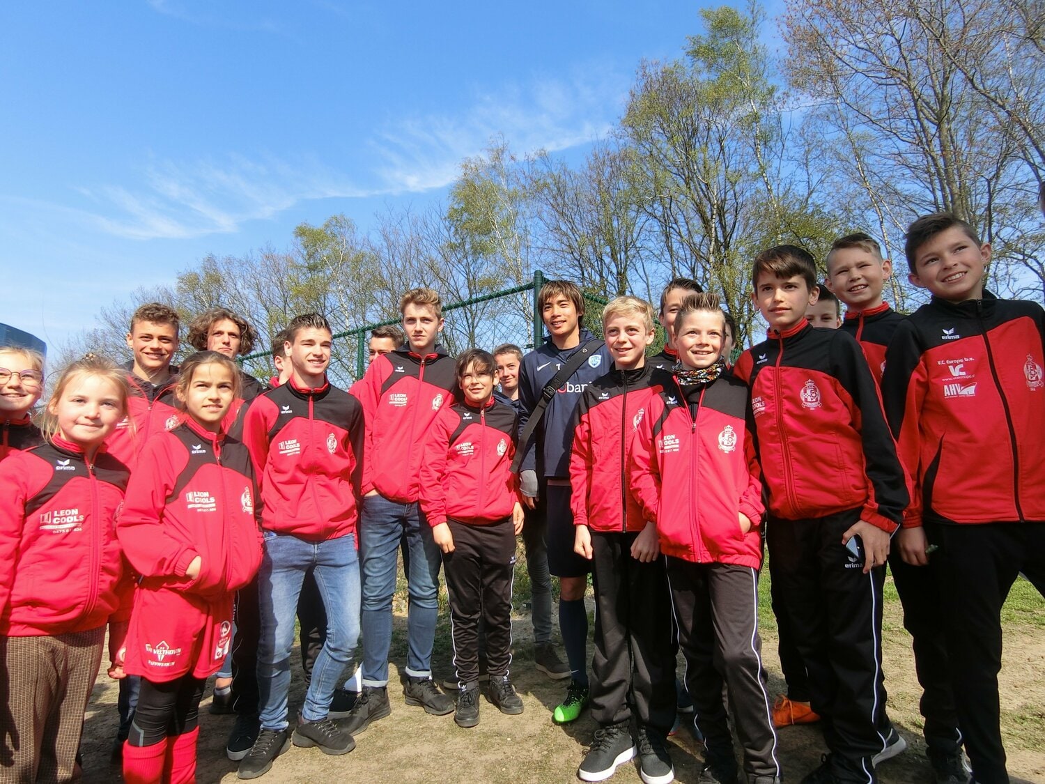 3年前にヘンクで筆者が撮影した伊東と地元の子どもたち　©Takashi Kumazaki