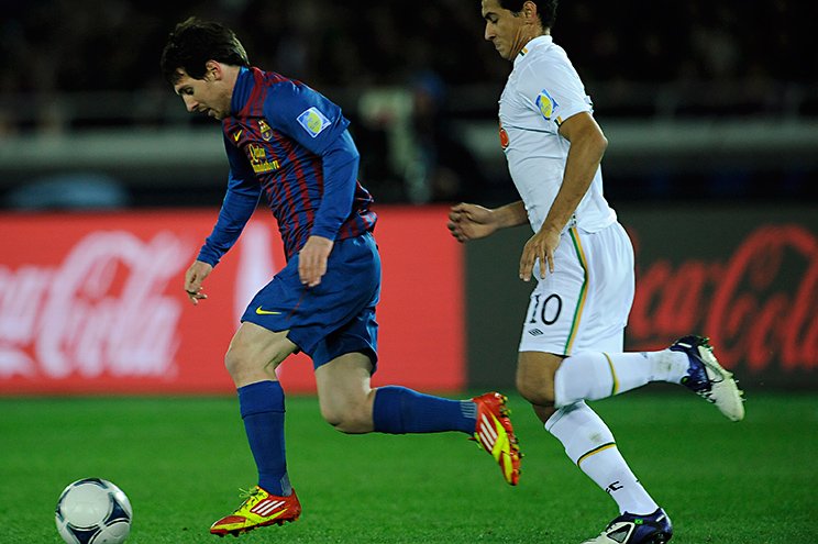 11年クラブW杯、メッシをチェックするガンソ　©Getty Images