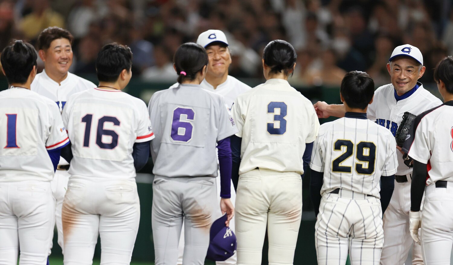 試合を終え、女子選抜の選手たちに笑顔で声をかけるイチロー　©JIJI PRESS