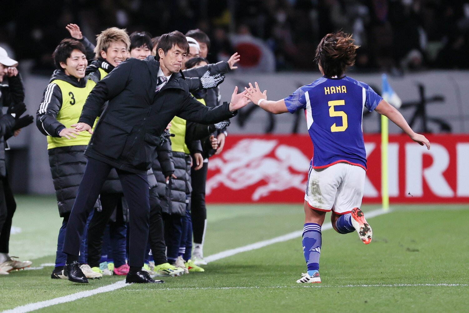 高橋とハイタッチする池田監督　©JIJIJI PRESS