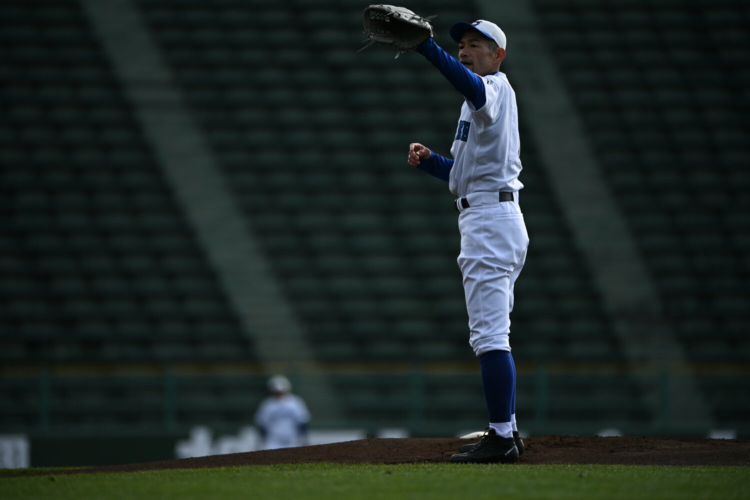 女子高校選抜との試合でマウンドに上がるイチローさん