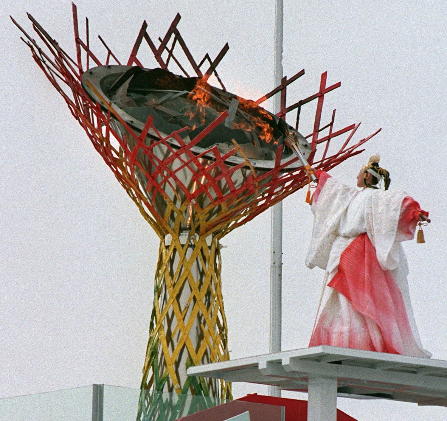 98年長野五輪の開会式で聖火をともす伊藤みどりさん　©JIJI PRESS