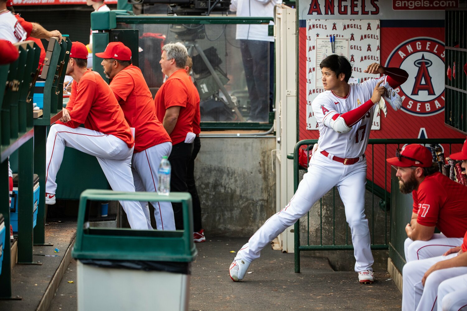 ベンチでも自らのフォームを確認する大谷　©Nanae Suzuki