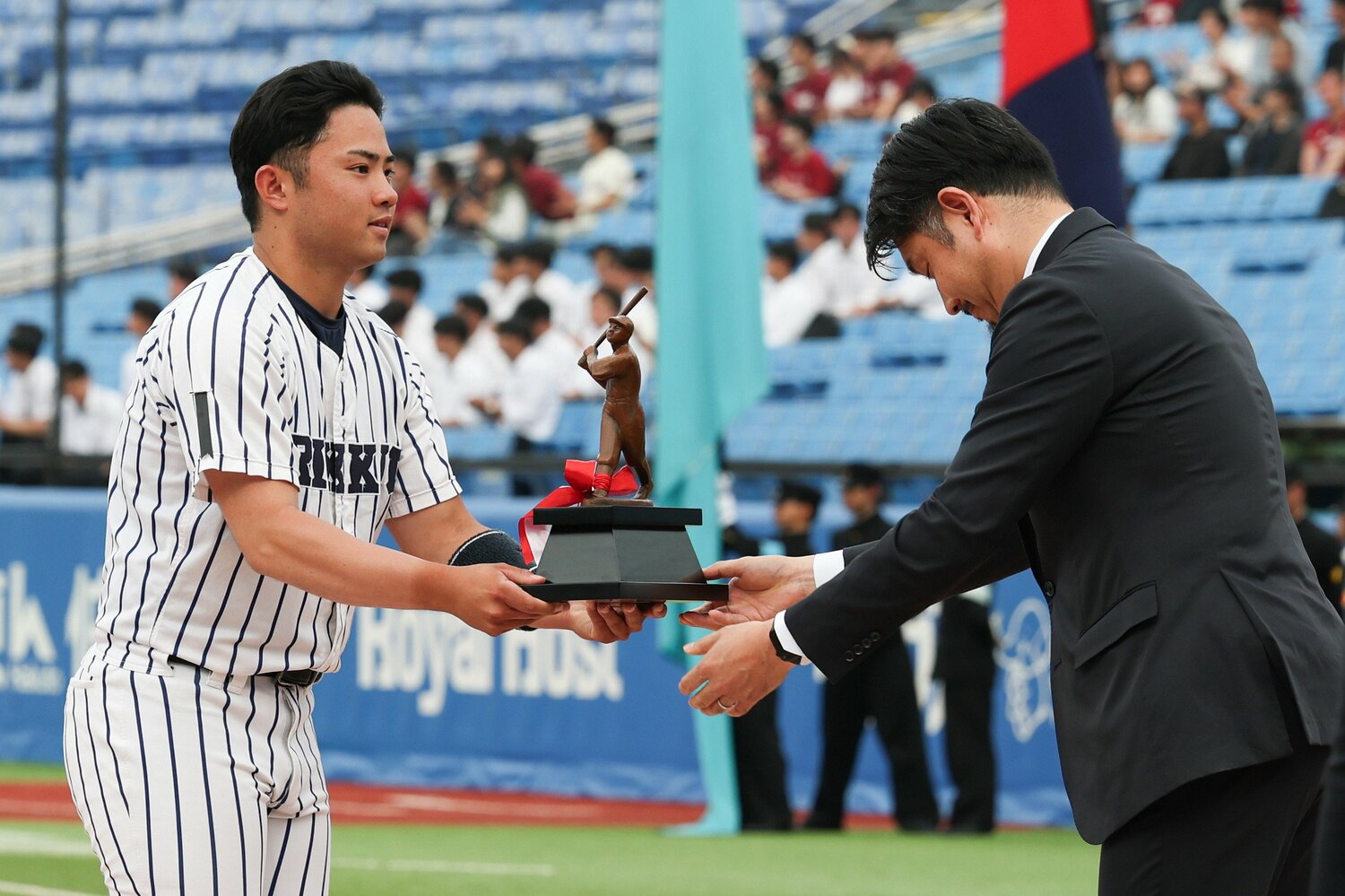 春季リーグで首位打者賞を受け取った山形　©JIJI PRESS