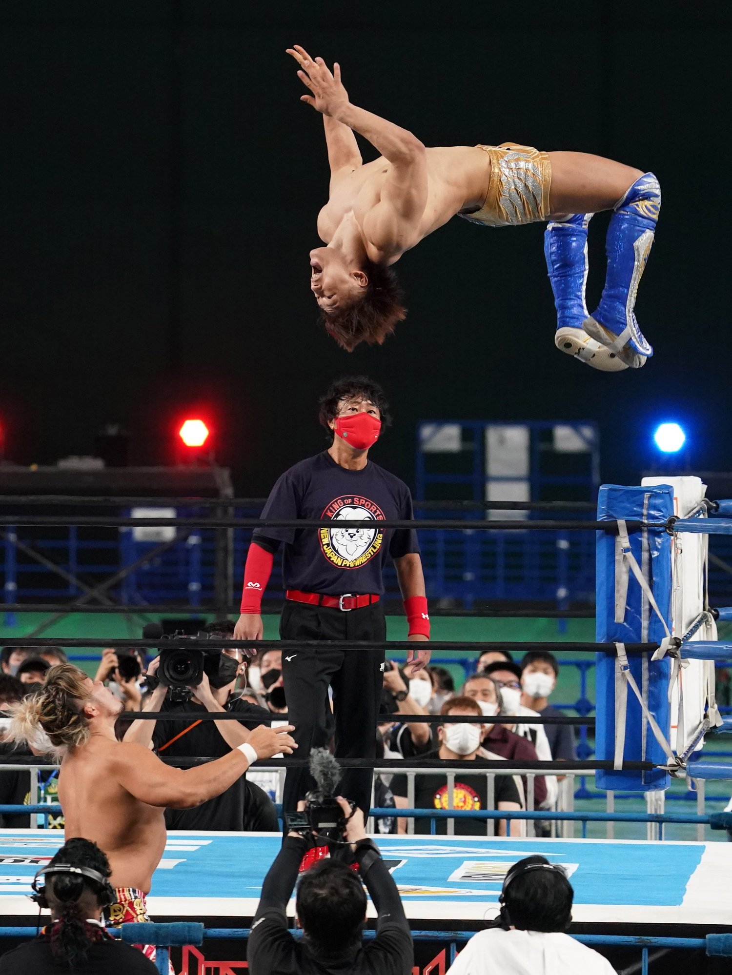 場外への飛び技も繰り出すなど、復帰戦ながら見せ場を作った飯伏