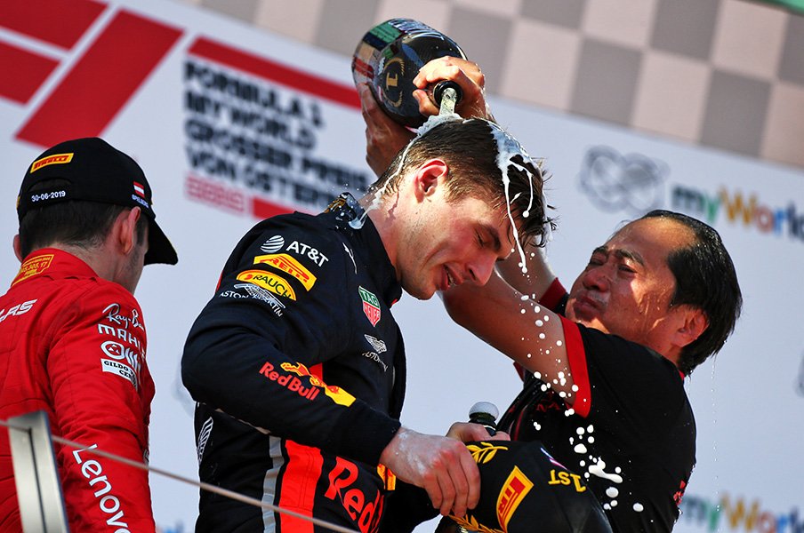 F1ホンダが味わった撤退、酷評……。13年ぶりの勝利の美酒に嬉し涙。＜Number Web＞ photograph by AFLO
