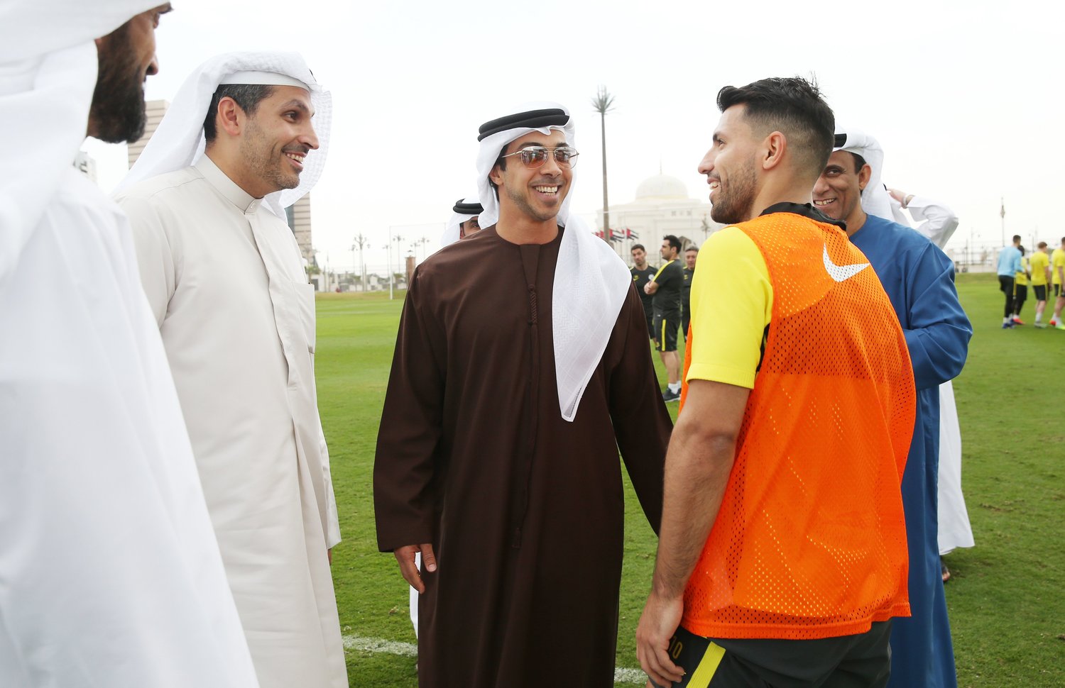 アグエロと談笑するマンスール氏（2017年撮影）©Getty Images