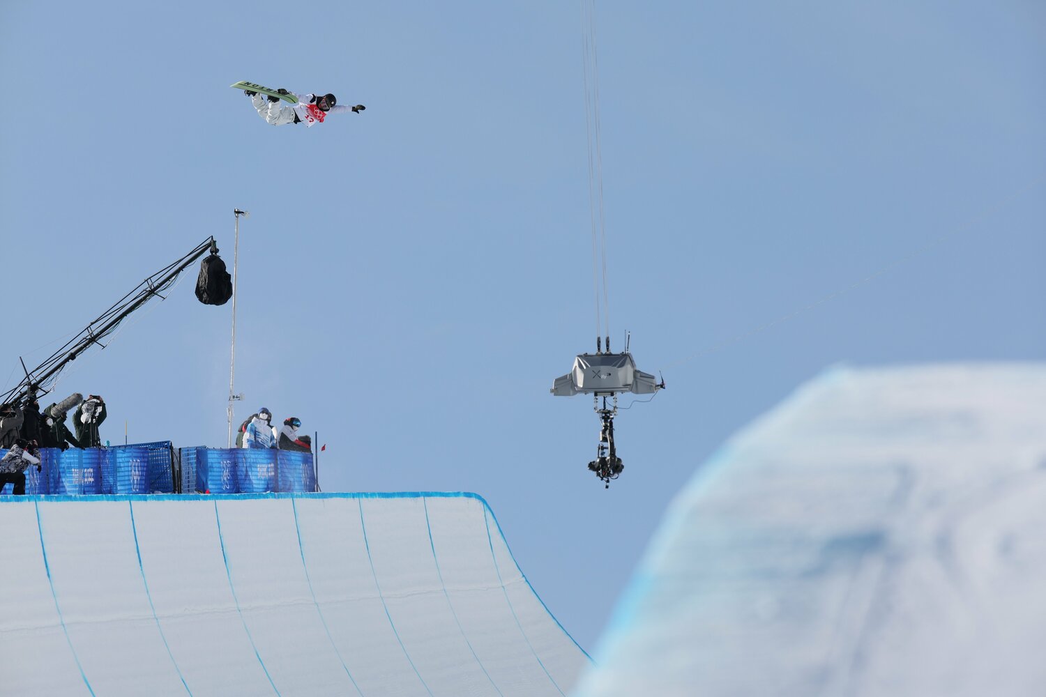 兄・歩夢よりも高いエアを見せる平野海祝。ファーストヒットで見せたメソッドエアは、世界記録の「7.4m」をマークした　©︎Kaoru Watanabe／JMPA