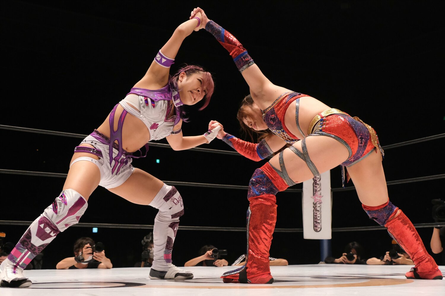 11月、朱里の持つSWA世界王座に挑戦したAZM