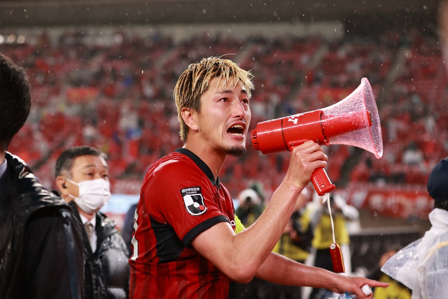 ホームで大敗を喫した神戸戦後、サポーターと意見交換する鈴木優磨 ©︎KASHIMA ANTLERS